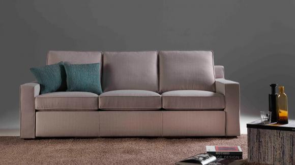 Da chiuso è un normalissimo divano, si trasforma in divano letto estraendo il letto a scomparsa