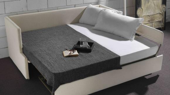 Divano letto con particolare seduta e schienale