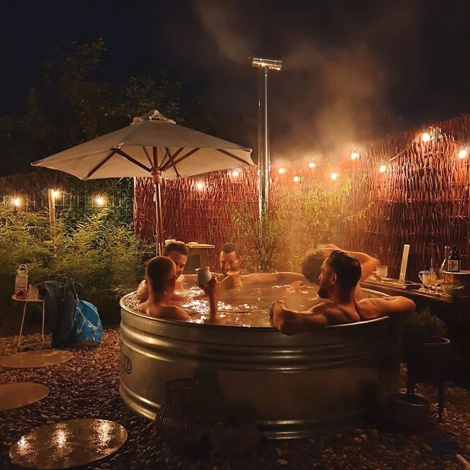 Le piscine sono riscaldabili grazie alla stufa a legna